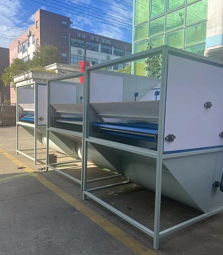 冬季送溫暖，艾思捷蝸輪減速機(jī)為羽絨服充絨機(jī)上提供動力支持 (2).jpg